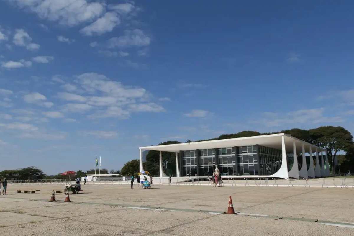 Praça dos Três Poderes é parcialmente reaberta após interdição por segurança