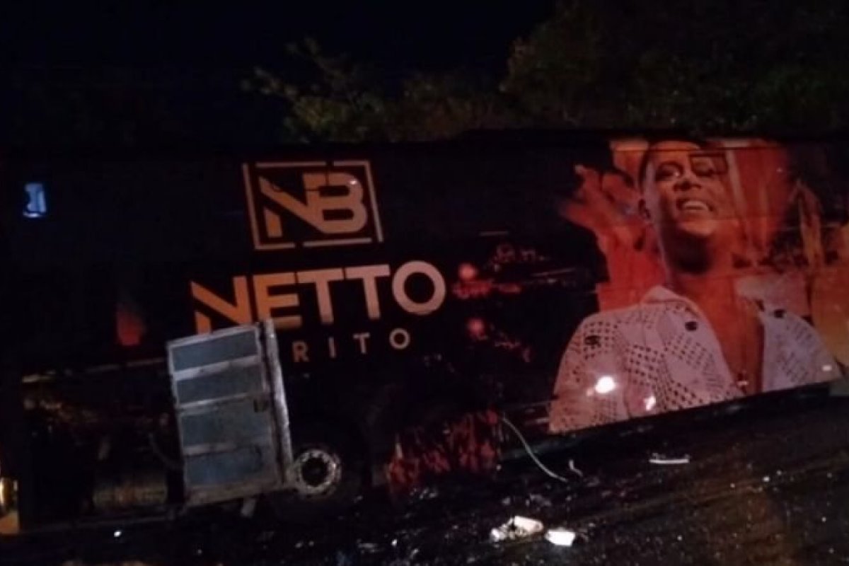 Acidente entre ônibus de cantor de arrocha e carro deixa quatro mortos em rodovia na Bahia