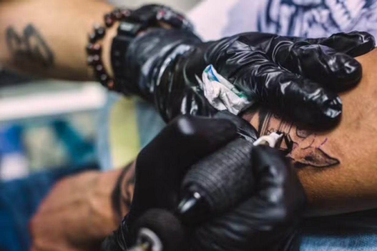 Conselho federal de Medicina proíbe uso de anestesias e sedação para tatuagens