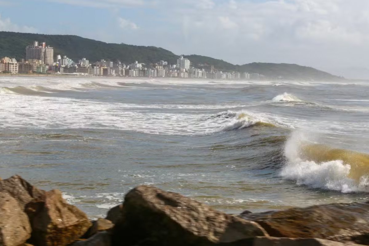 Ciclone provoca ventos de até 80 km/h e ondas de 6 metros em Florianópolis