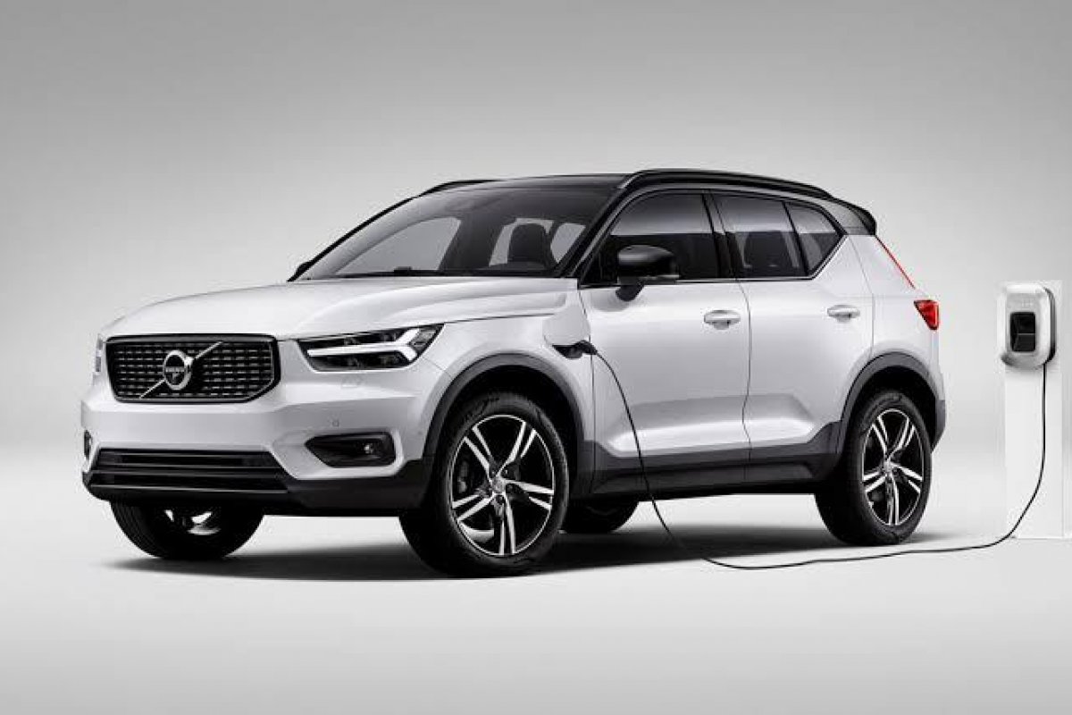 Volvo apresenta SUV híbrido e renova opções do XC40