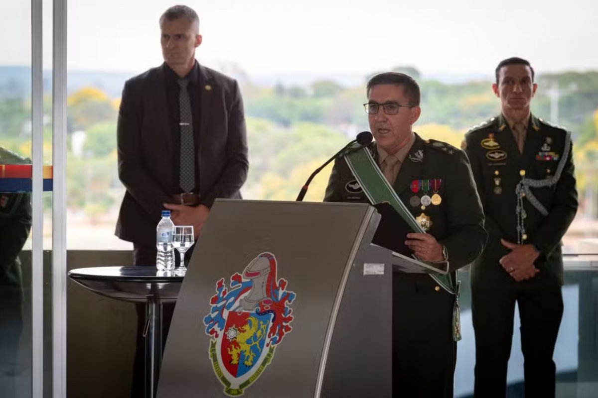 General diz que Bolsonaro reclamou de "problemas" no processo eleitoral, mas nega ter discutido golpe: "Isso não aconteceu"