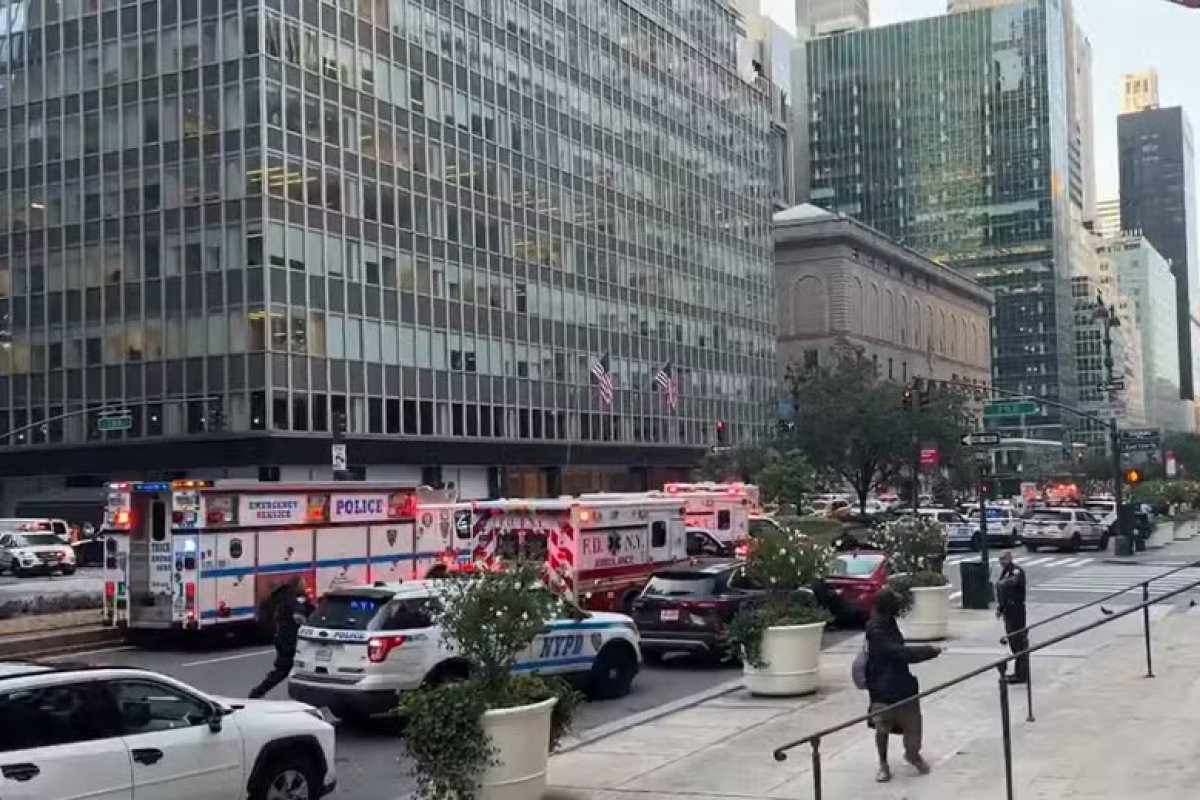 Atirador abre fogo com fuzil em prédio de luxo e deixa policial morto em Nova York