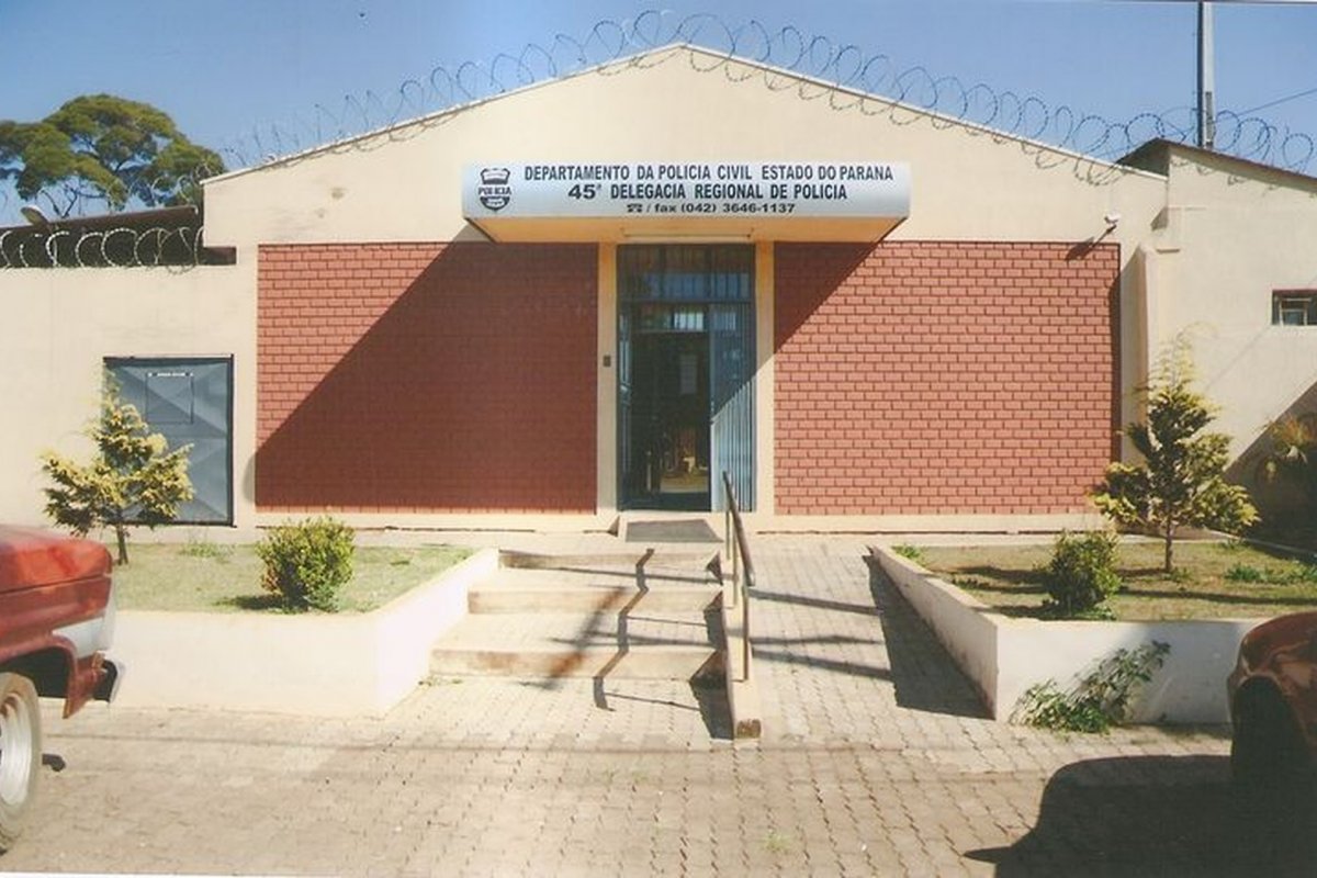 Advogado é preso após dirigir embriagado, tentar fugir de cueca e morder um policial