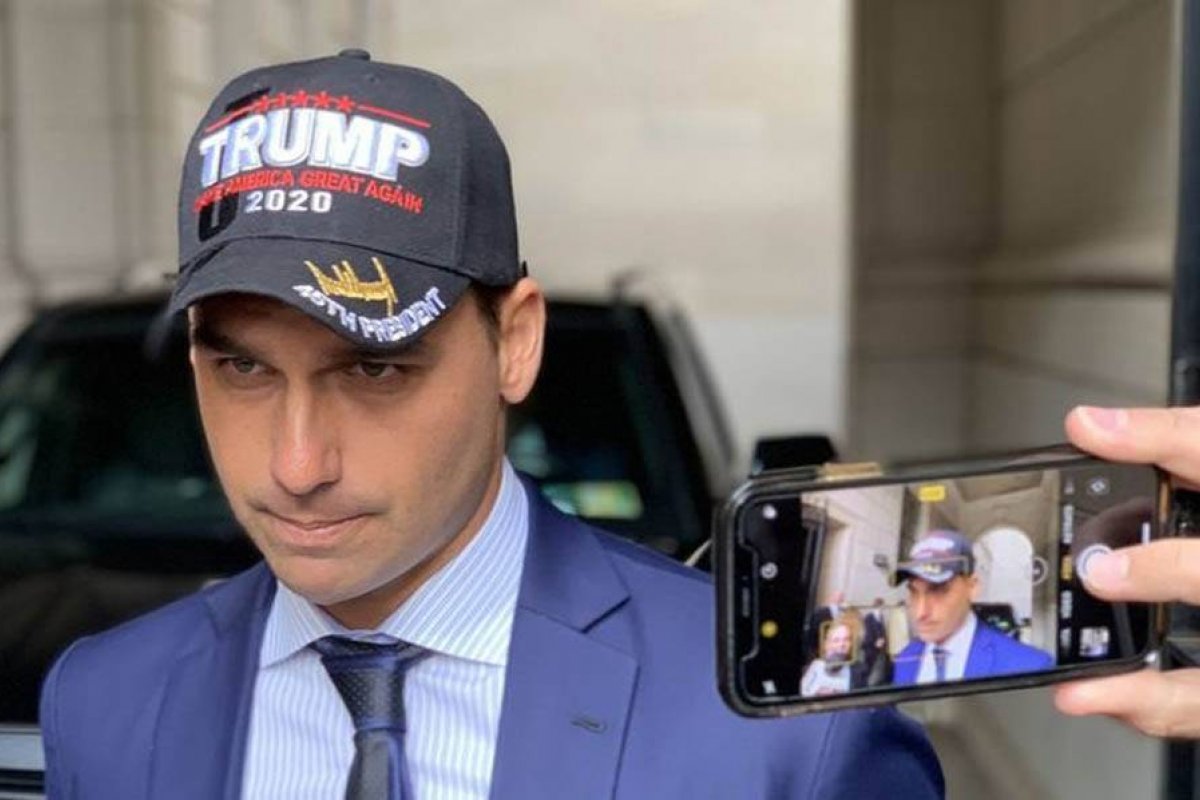 Eduardo Bolsonaro diz que trabalha para que comitiva de senadores que negocia tarifaço nos EUA  "não encontre diálogo"