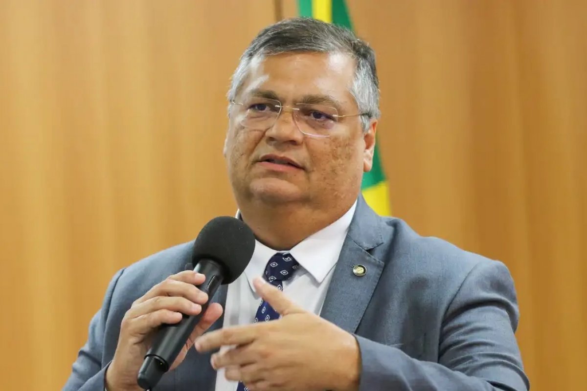 "Só não saiu correndo, porque não pode", afirma Dino sobre estátua 'A Justiça'