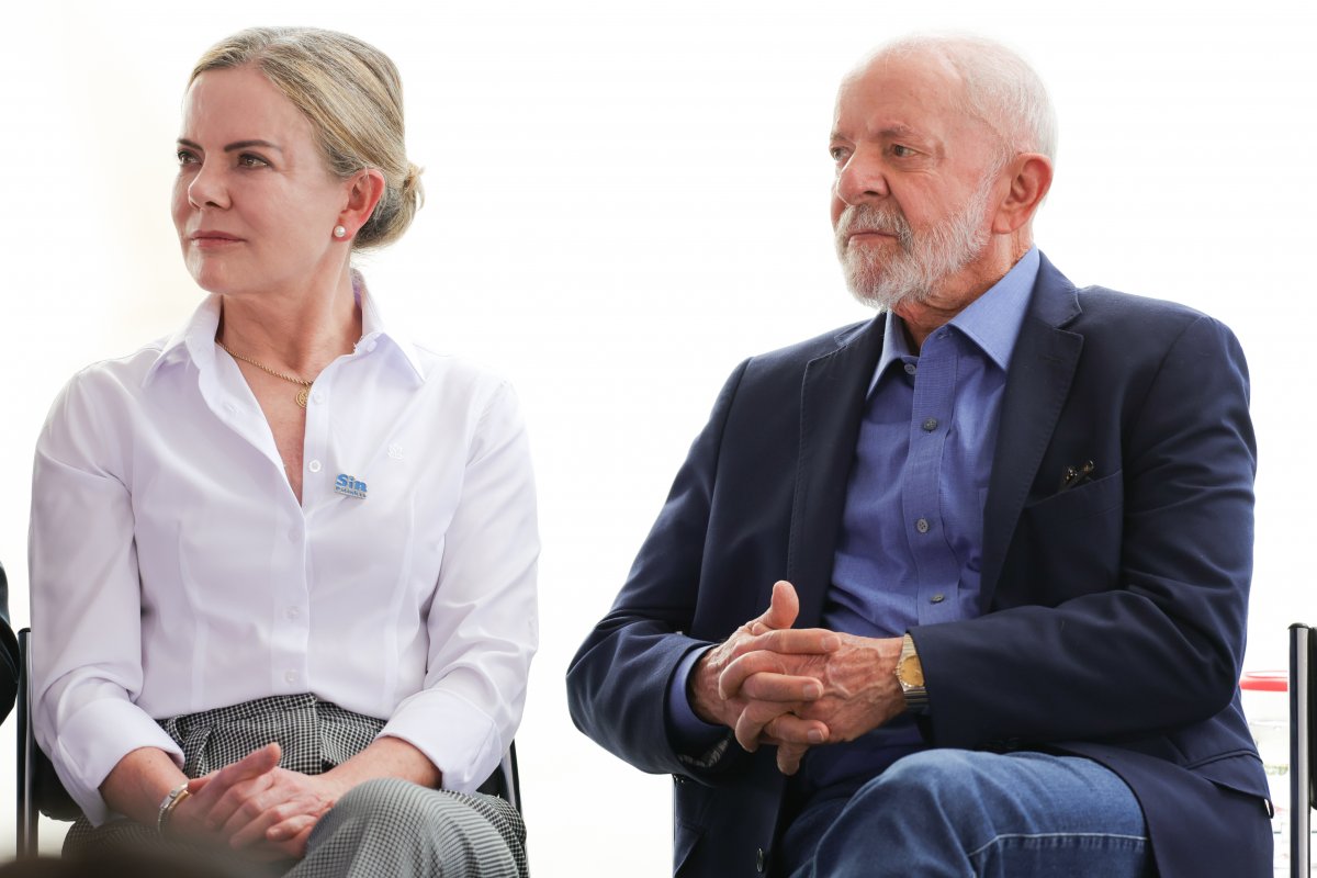 Lula só vai telefonar quando Trump der abertura, diz Gleisi