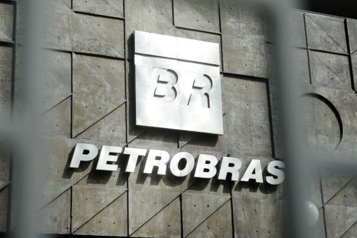 Petroleiros seguem em greve e realizam ato no Itaigara na quarta (19)