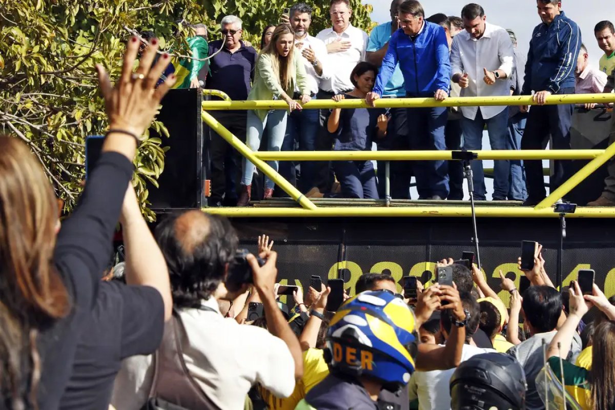 De tornozeleira, Bolsonaro participa de motociata em Brasília