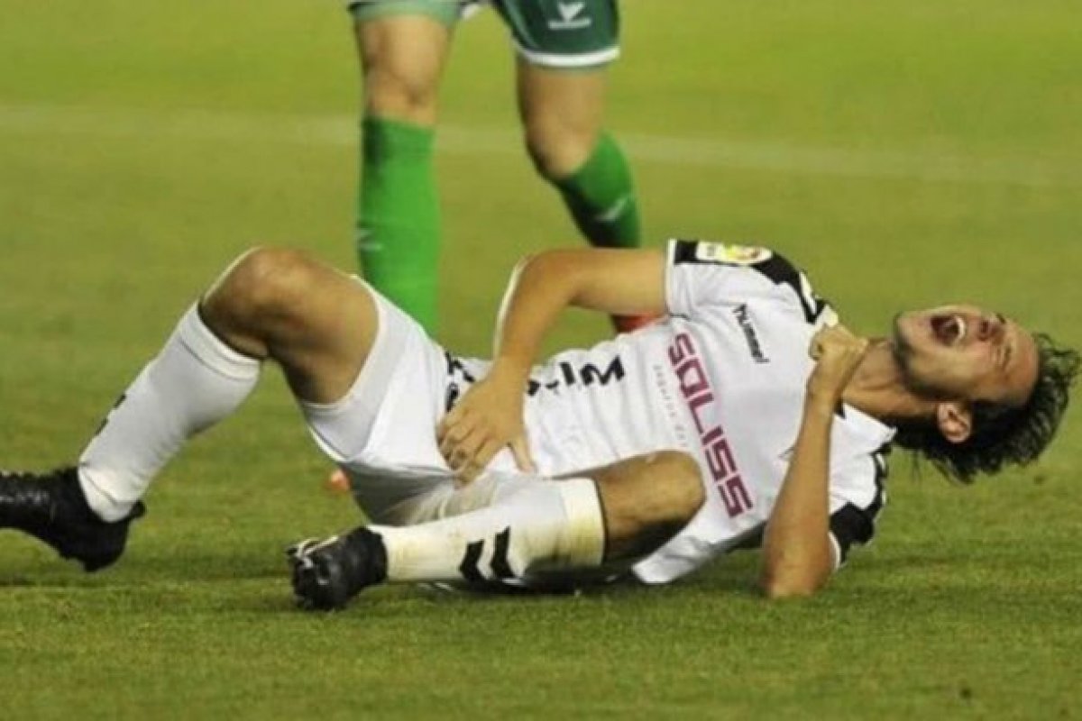 Jogador leva suspensão por morder o pênis de rival em campo