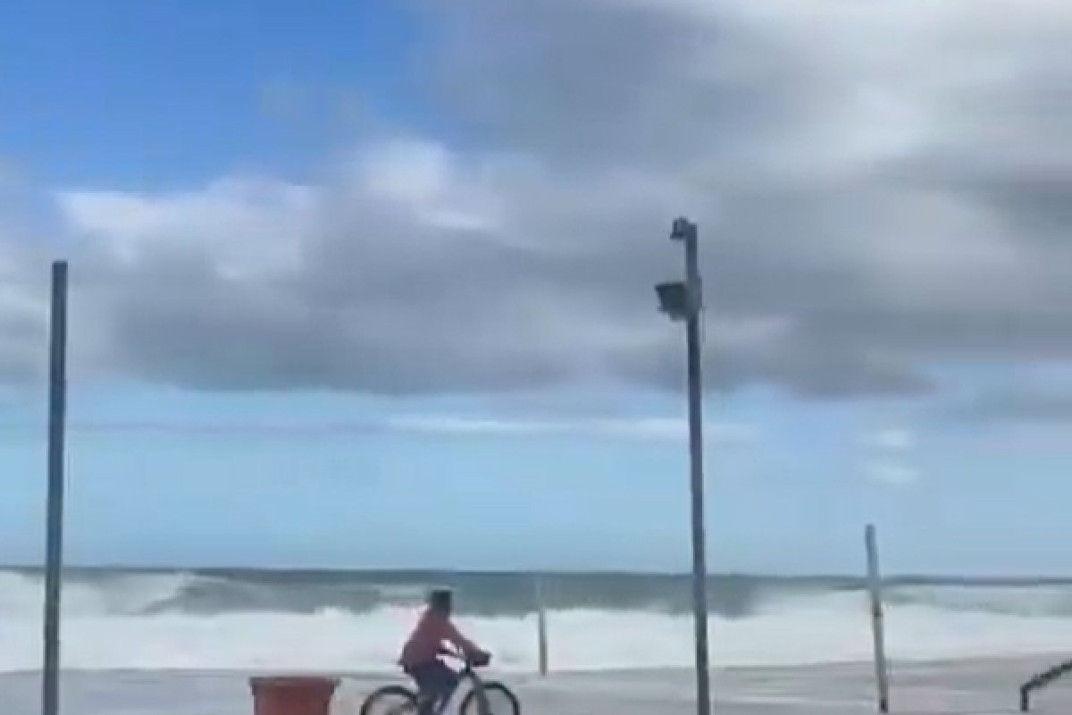 Vídeo: ressaca faz ondas de até 4 metros invadirem orla do Leblon, no Rio