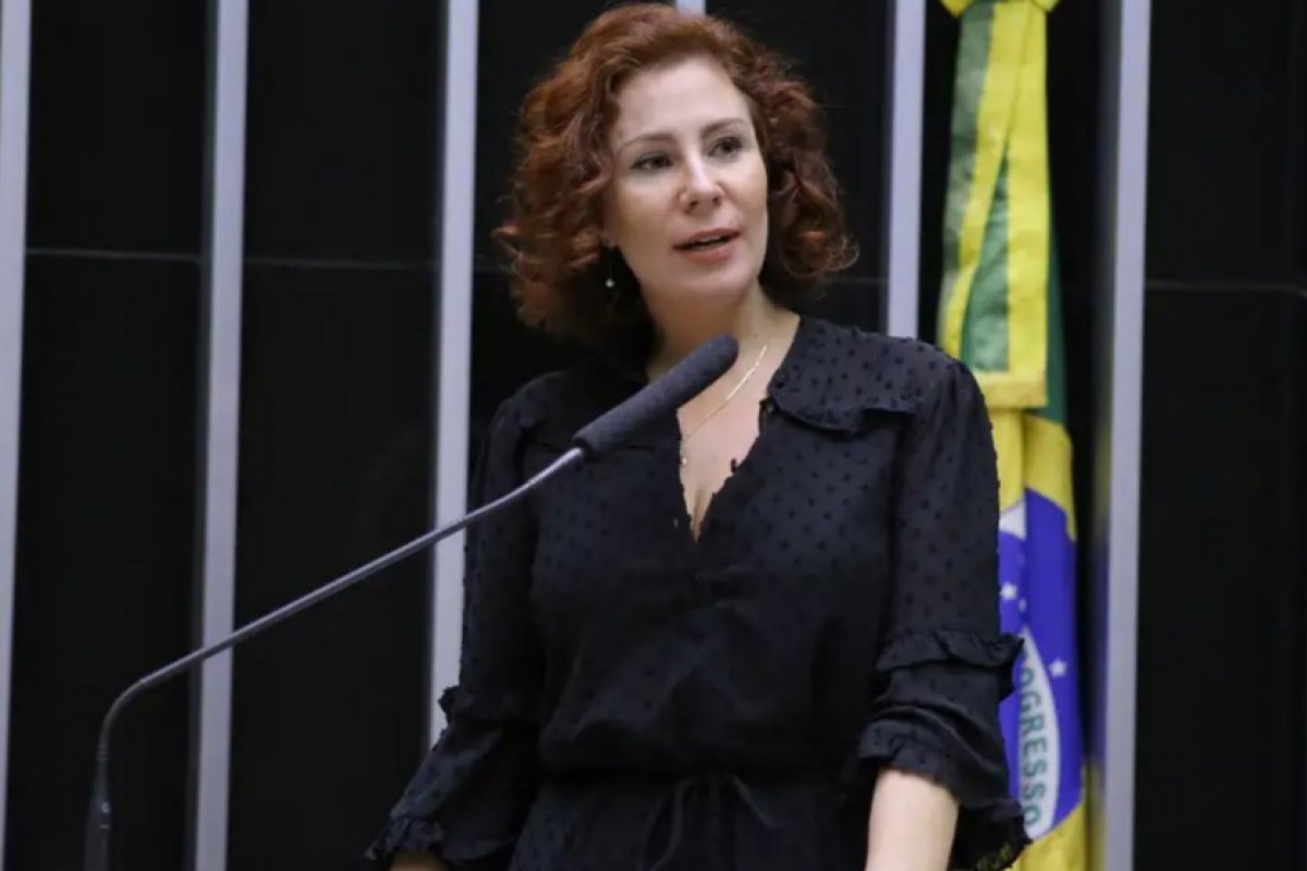 Carla Zambelli trocou de esconderijo na Itália para evitar localização, diz site