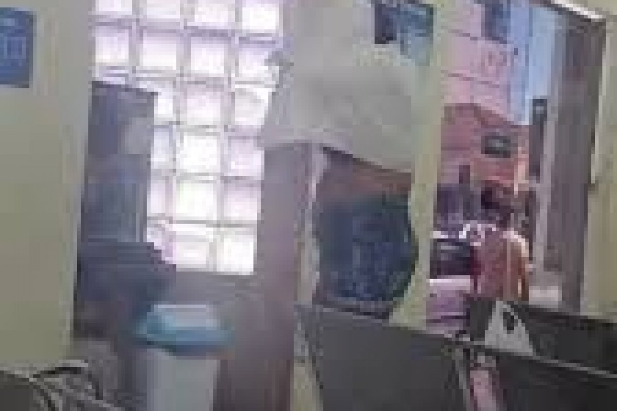 Vídeo: mulher protesta contra falta d’água tomando banho em agência de saneamento em Minas Gerais