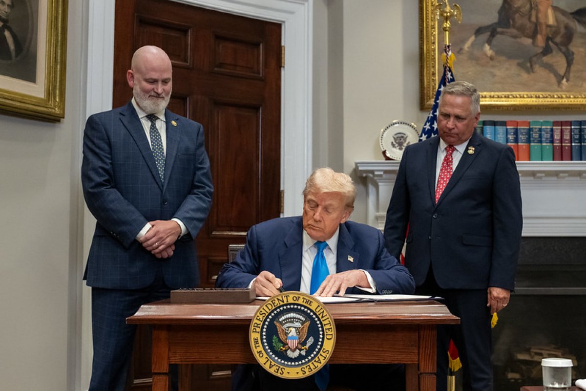 Trump oficializa tarifa de 50% sobre produtos do Brasil, mas com exceções