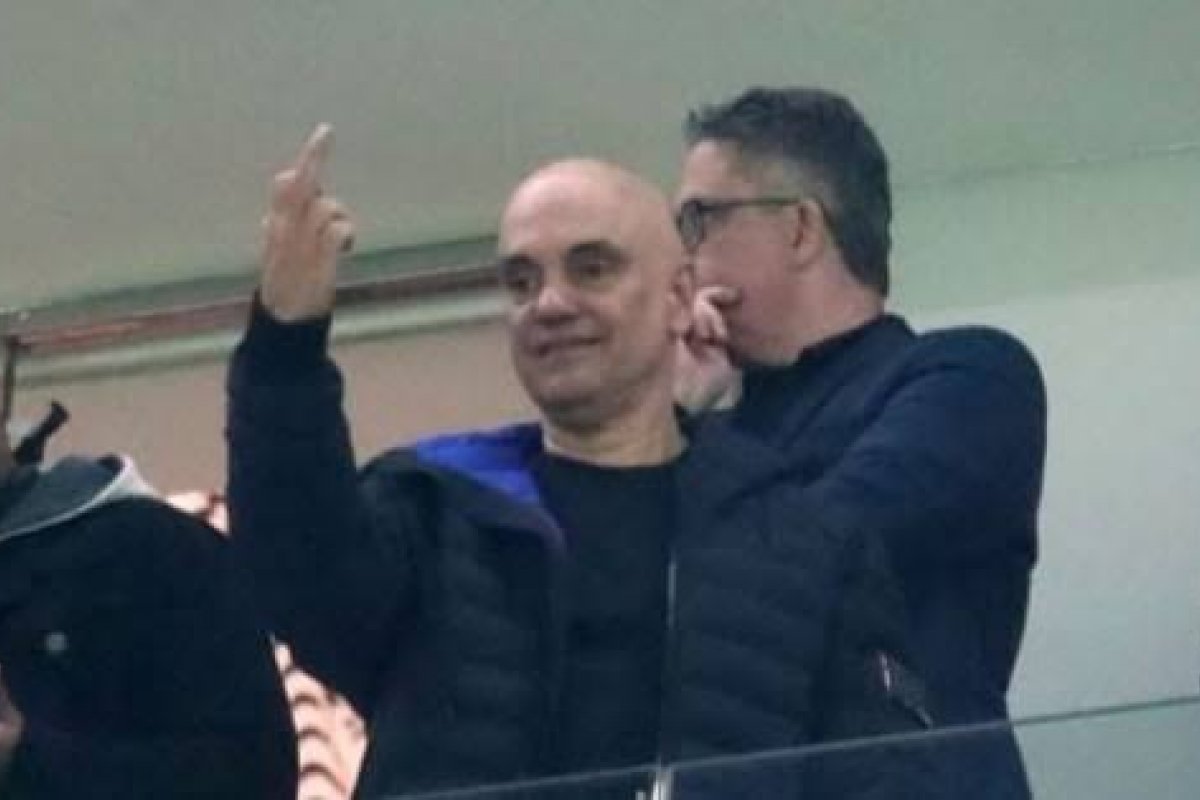 Em jogo do Corinthians horas após ser sancionado com lei Magnitsky, Alexandre de Moraes mostra dedo do meio após provocação de torcedor