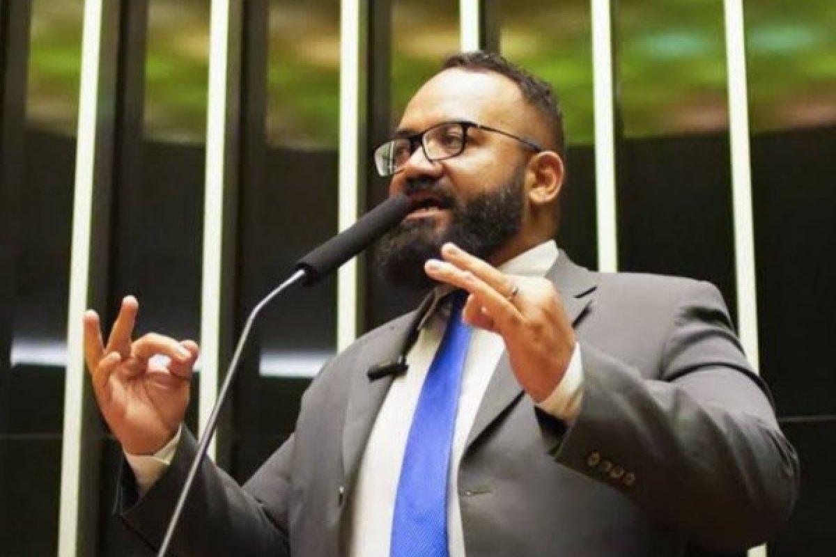 Em meio à crise do tarifaço, deputado bolsonarista quer homenagear Trump e Eduardo Bolsonaro