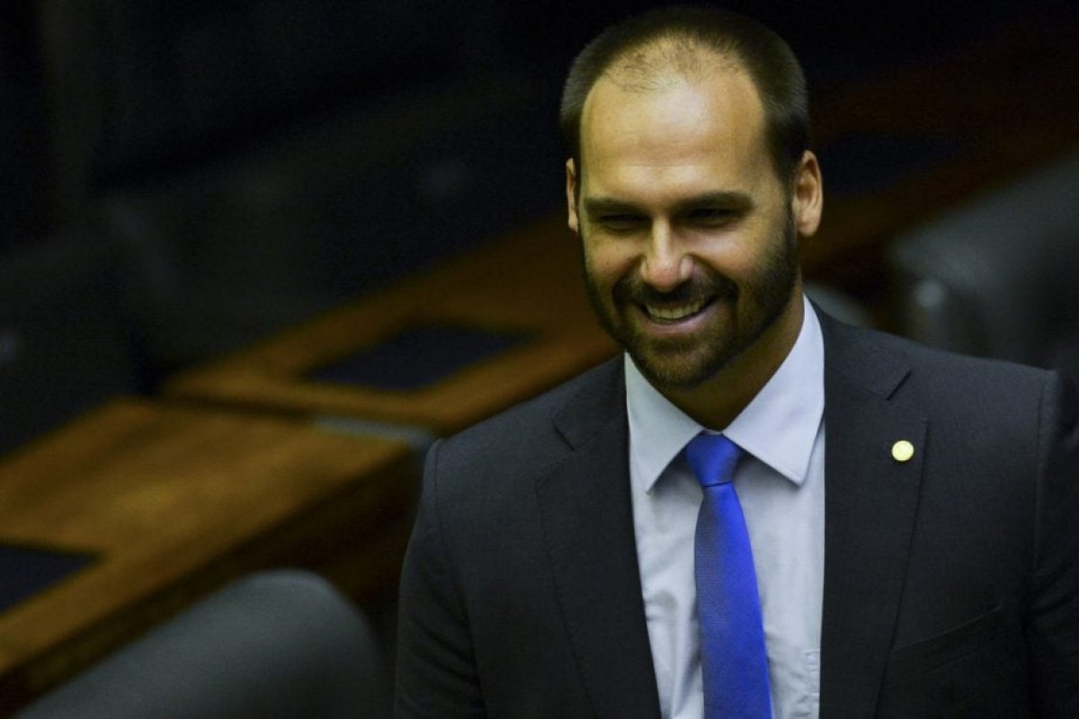 Juristas pedem ao STF responsabilização civil de Eduardo Bolsonaro