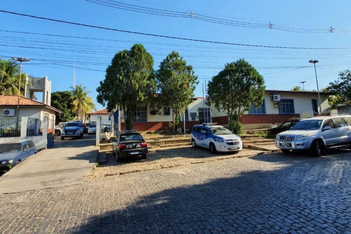 Mãe é detida por agredir filho autista em escola na Bahia
