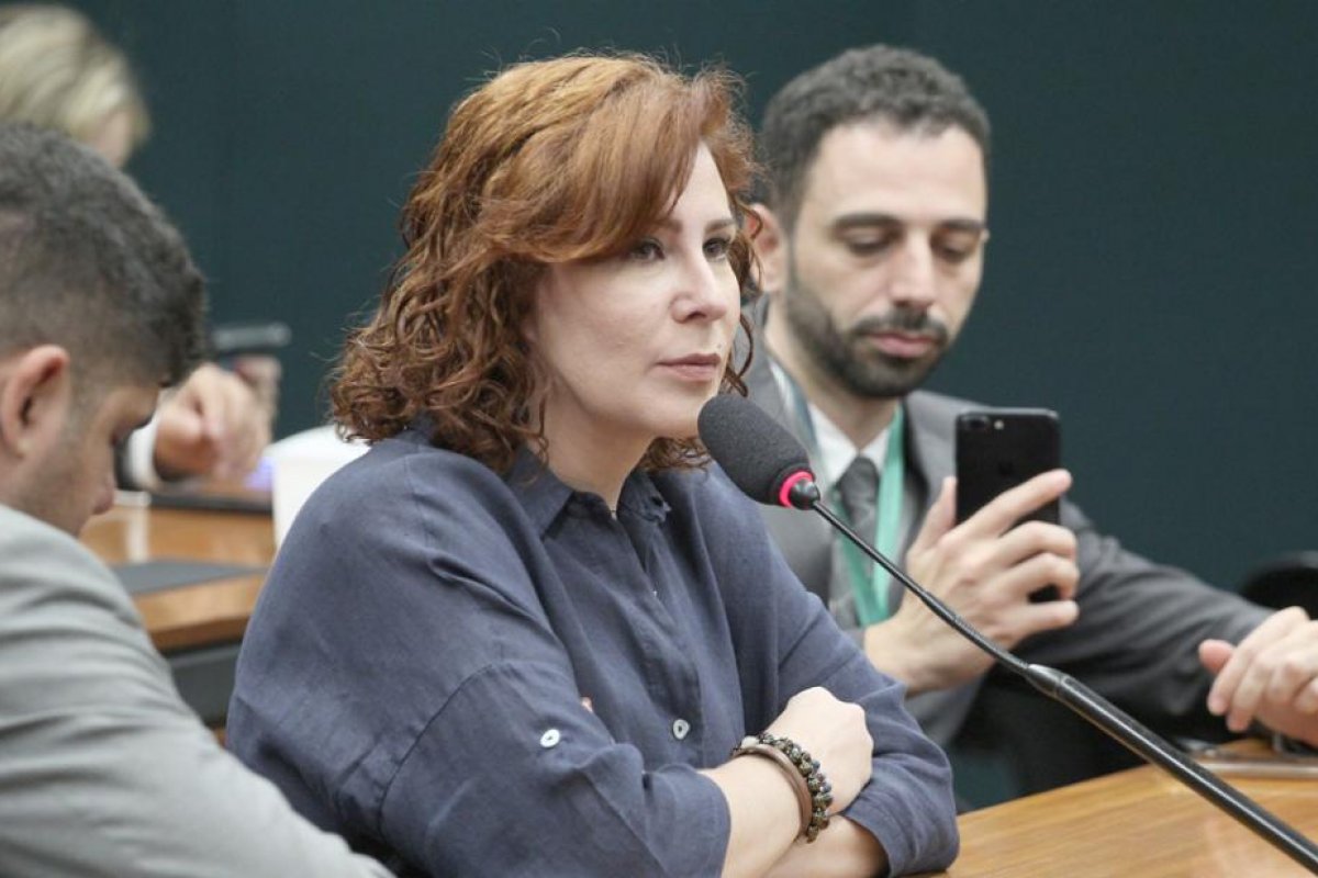 Justiça italiana mantém prisão de Carla Zambelli após audiência