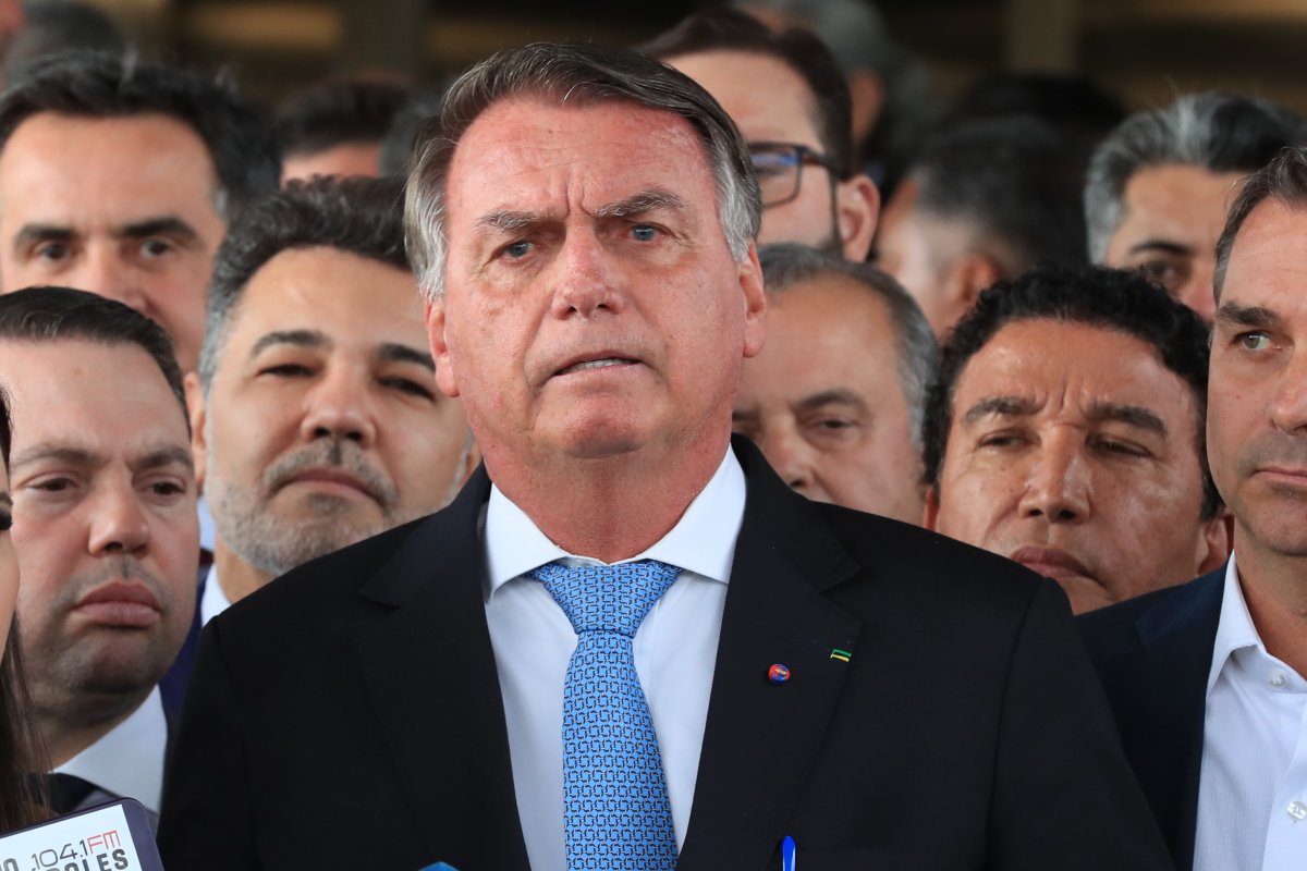 Maioria aprova tornozeleira em Bolsonaro e acha que ele pretendia sair do Brasil, aponta Datafolha