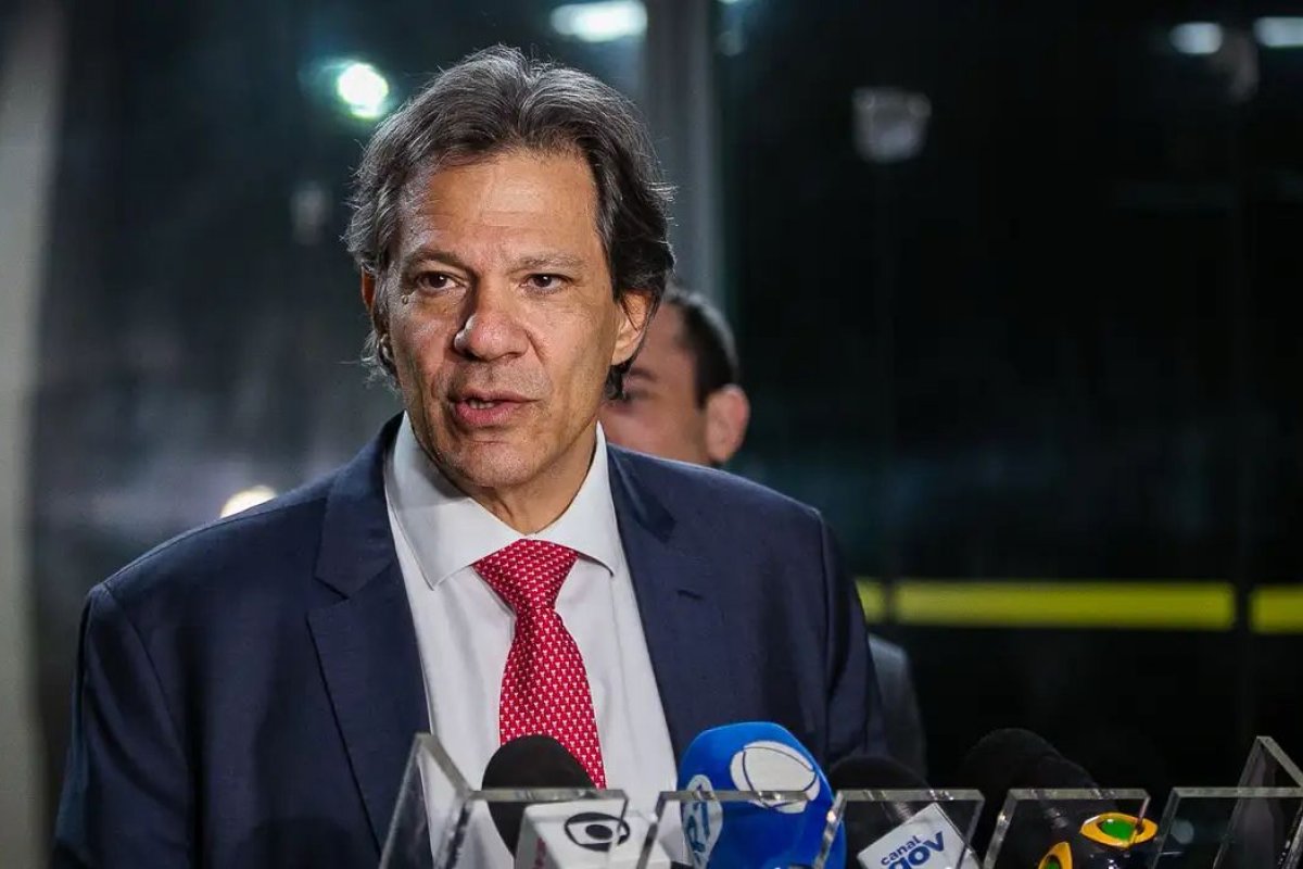 "O Brasil é grande demais pra cair no colo de A, B ou C”, diz Haddad sobre relação com os EUA