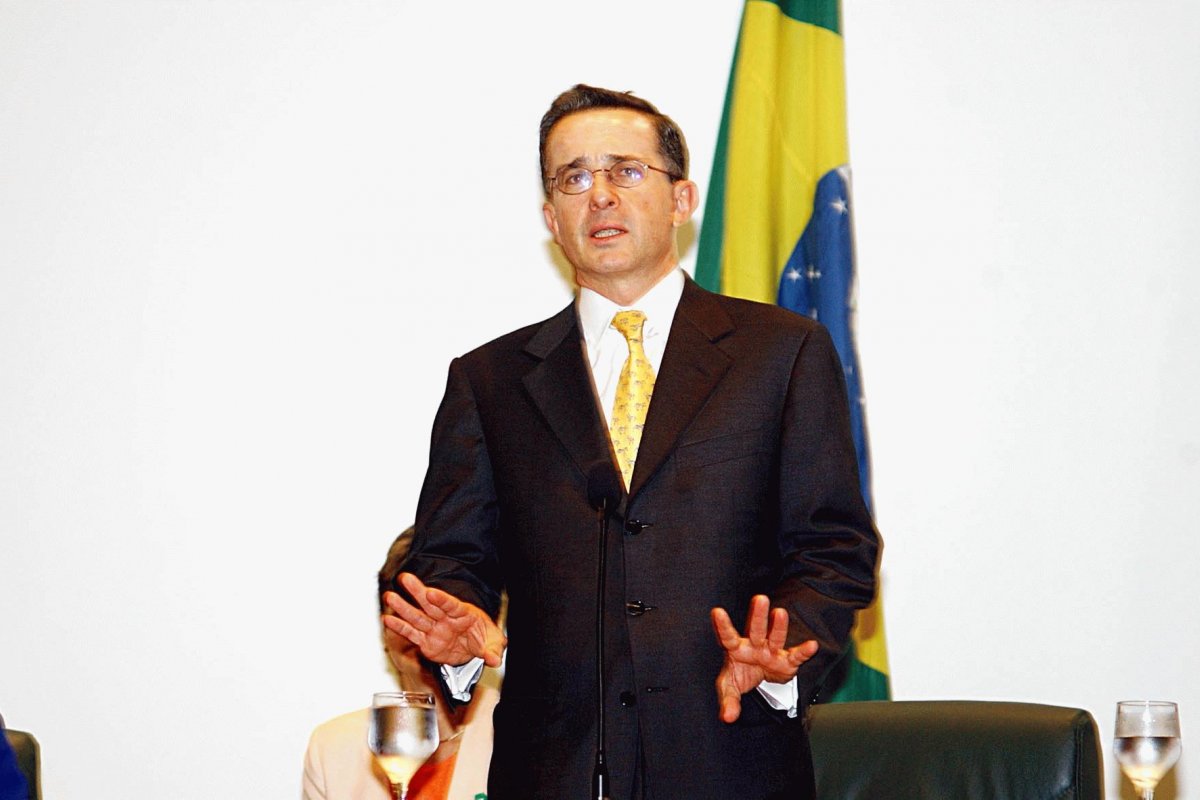 Ex-presidente da Colômbia Álvaro Uribe é sentenciado a 12 anos de prisão domiciliar