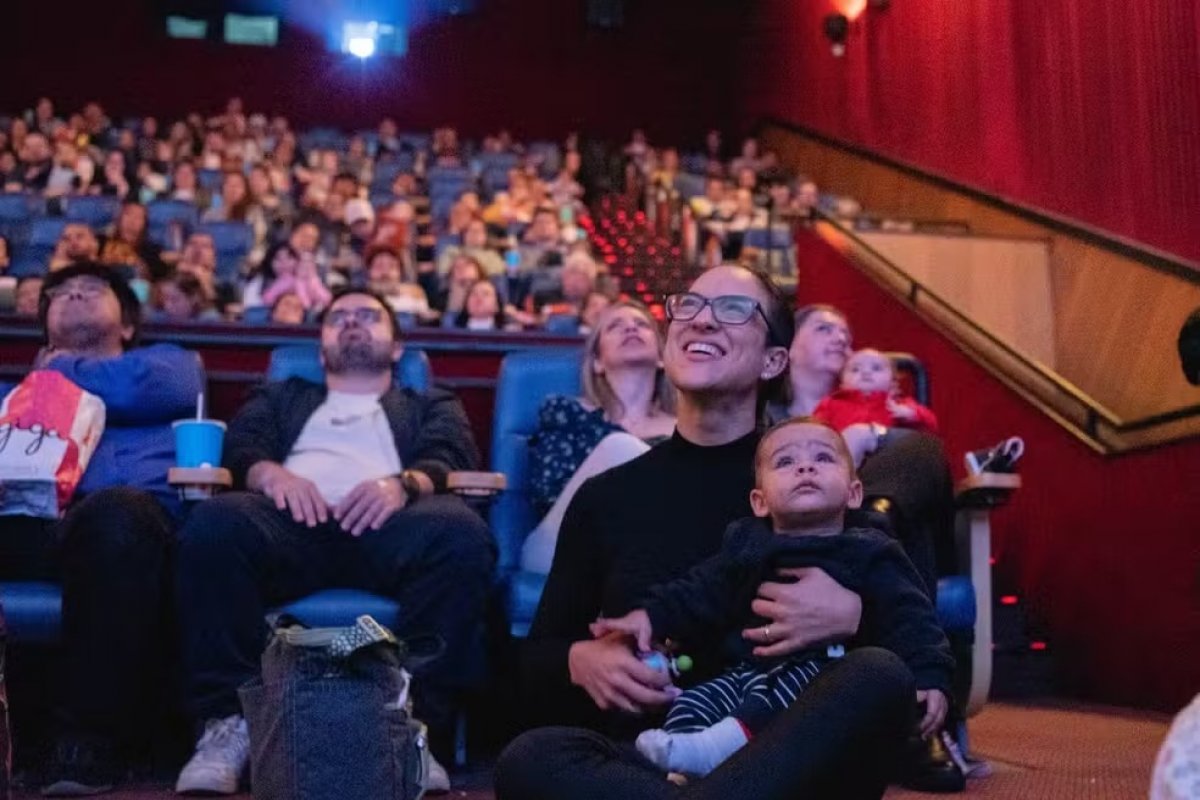 Projeto oferece sessões de cinema adaptadas para mães com bebês na RMS