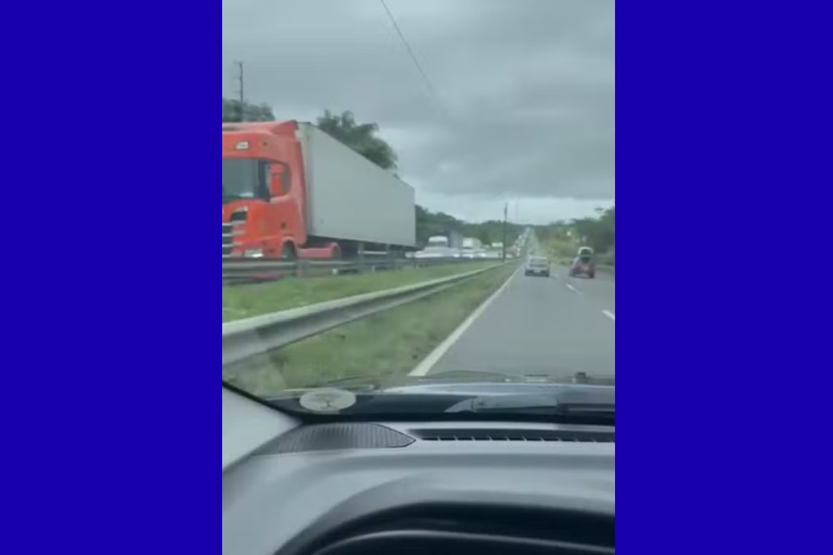 Trecho da BR-324 é parcialmente bloqueado após carreta bater em poste e atravessar canteiro; engarrafamento atinge 10km