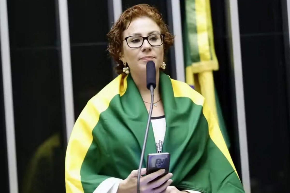 Advogado nega possibilidade de delação premiada por parte de Carla Zambelli após fala de ministro