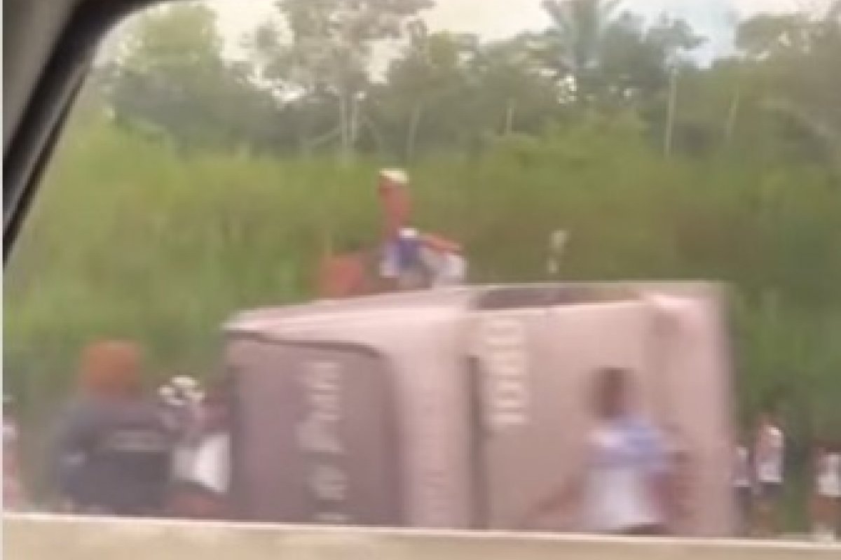 Vídeo: Ônibus com torcedores da Bamor capota em estrada de Pernambuco