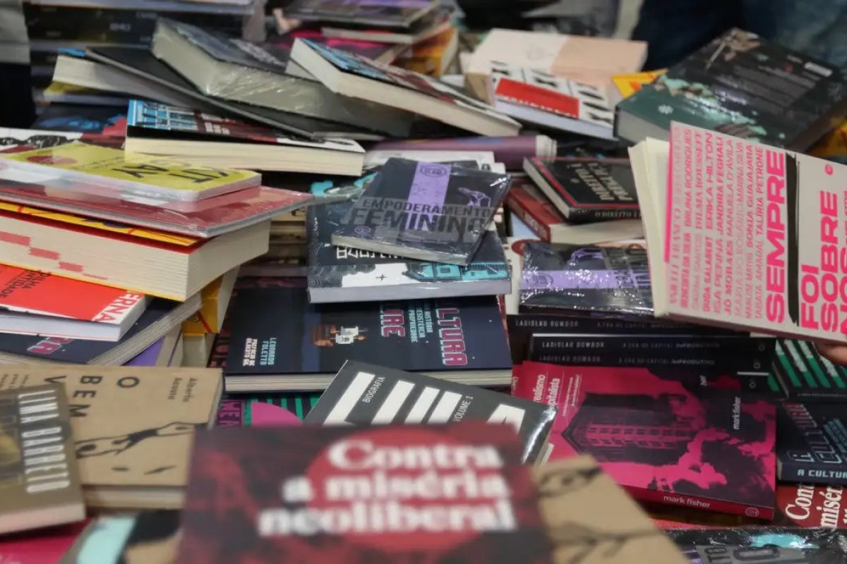 Mais brasileiros usam tempo livre na internet do que lendo livros, aponta pesquisa