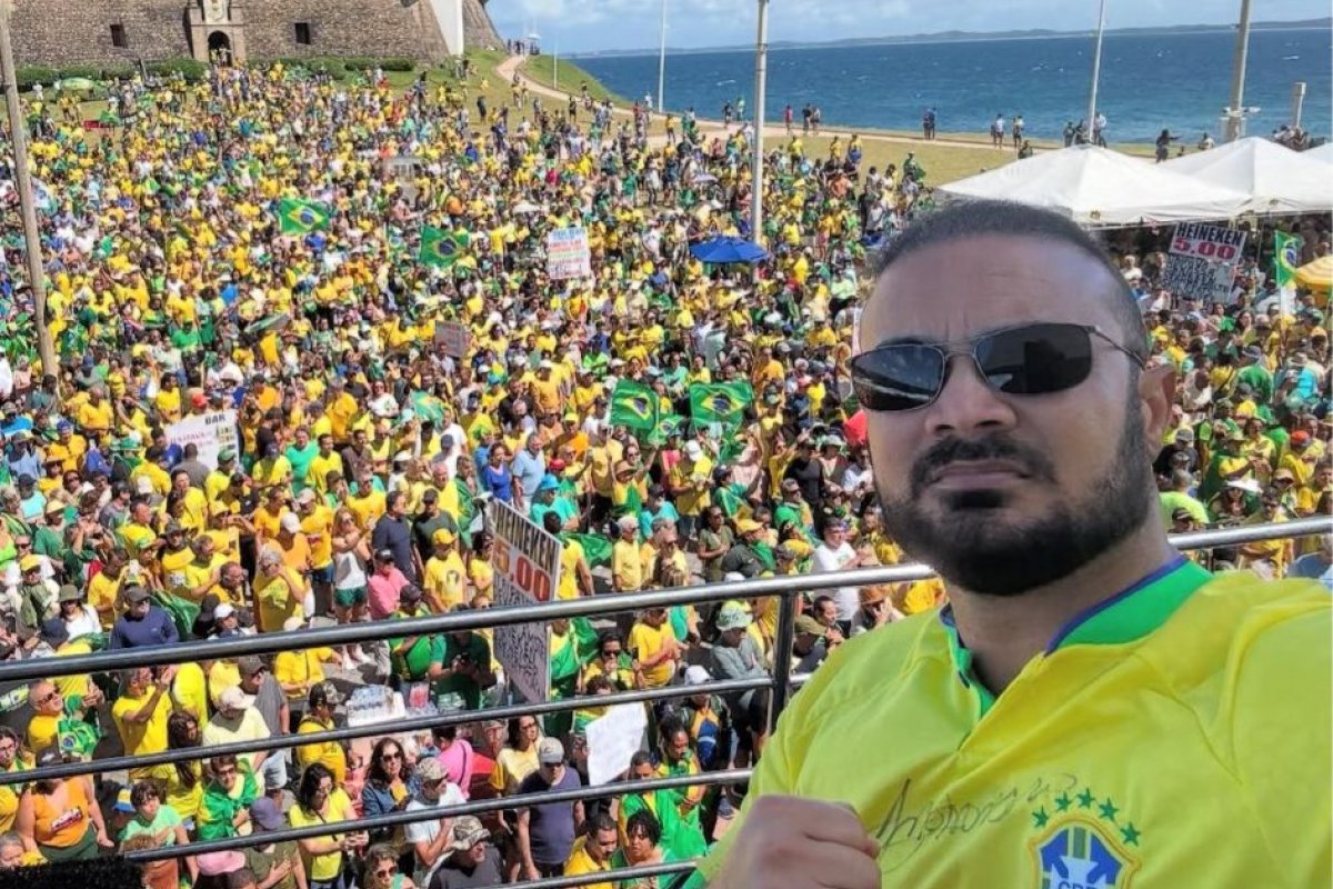 Vídeo: Capitão Alden vai a ato pró-Bolsonaro no Farol da Barra e entoa “Fora, Lula”