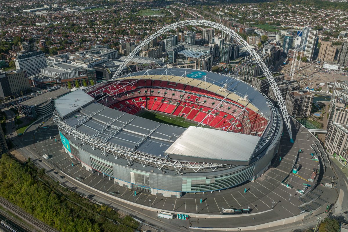 Homem morre após cair de arquibancada de estádio em show do Oasis em Londres