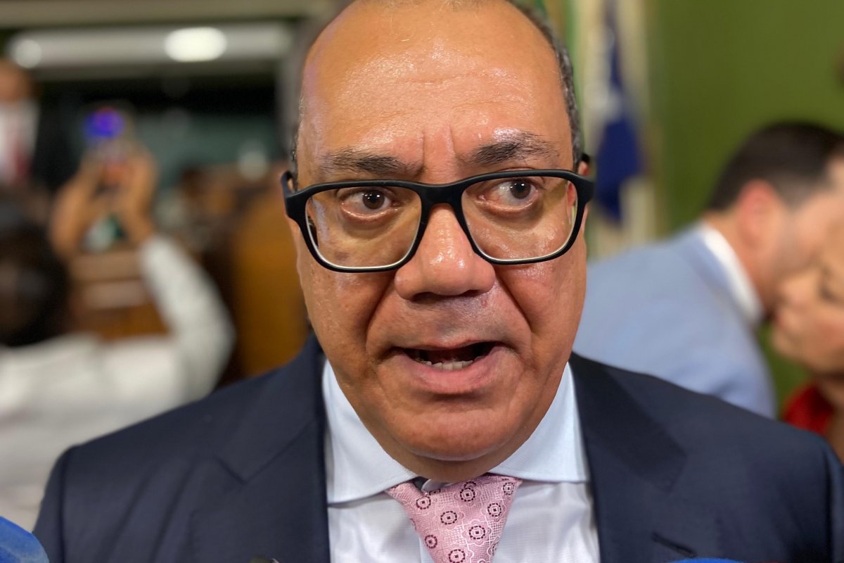 Vídeo: Subsídio para o transporte público e acordo com professores são projetos 'urgentes', diz Carlos Muniz