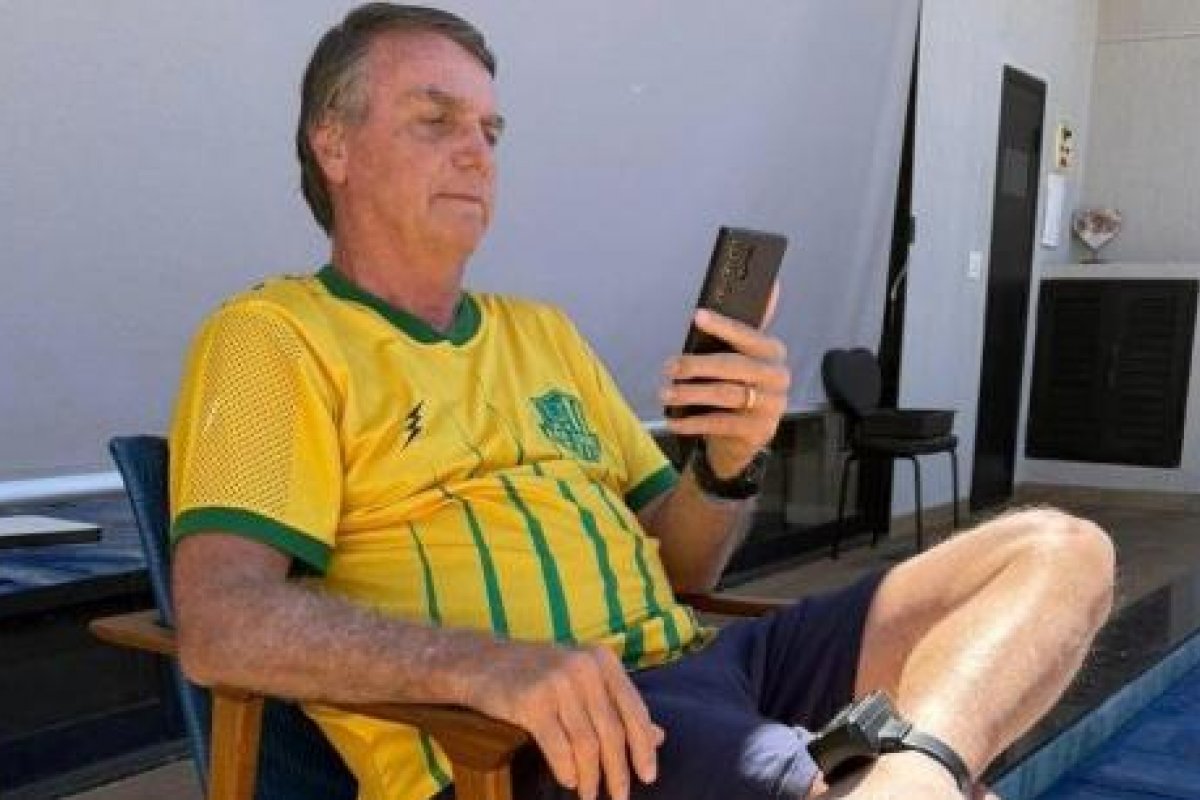 Vídeo: Moraes cita descumprimento e apagamento de postagem por Flávio Bolsonaro; PF apreende celular de ex-presidente