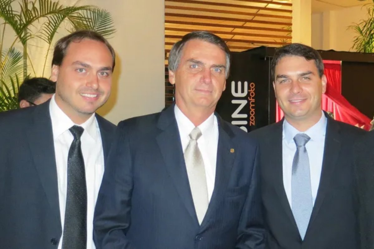 Medida de Moraes impede visita de Flávio e Carlos Bolsonaro ao pai