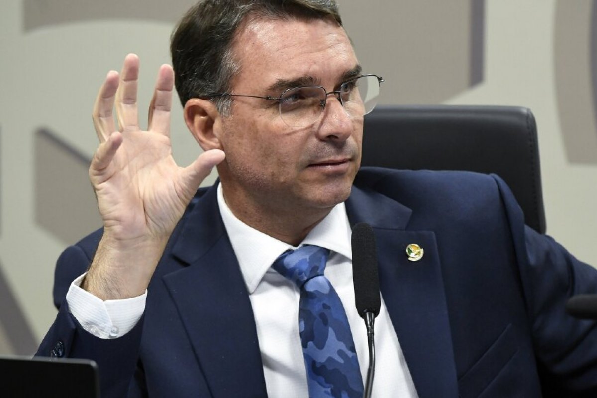 "Estamos oficialmente em uma ditadura", afirma Flávio Bolsonaro após prisão do pai decretada por Moraes