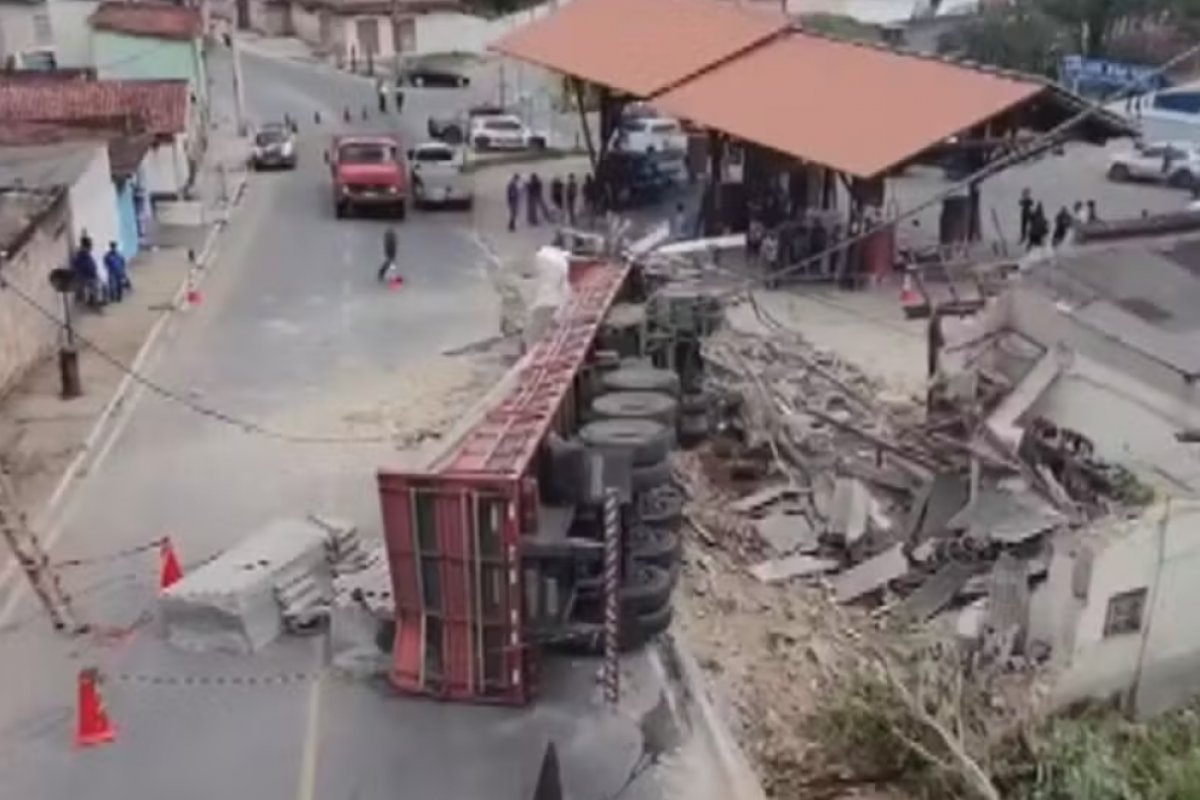 Motorista pula de carreta sem freios antes de colisão em posto de gasolina na Bahia