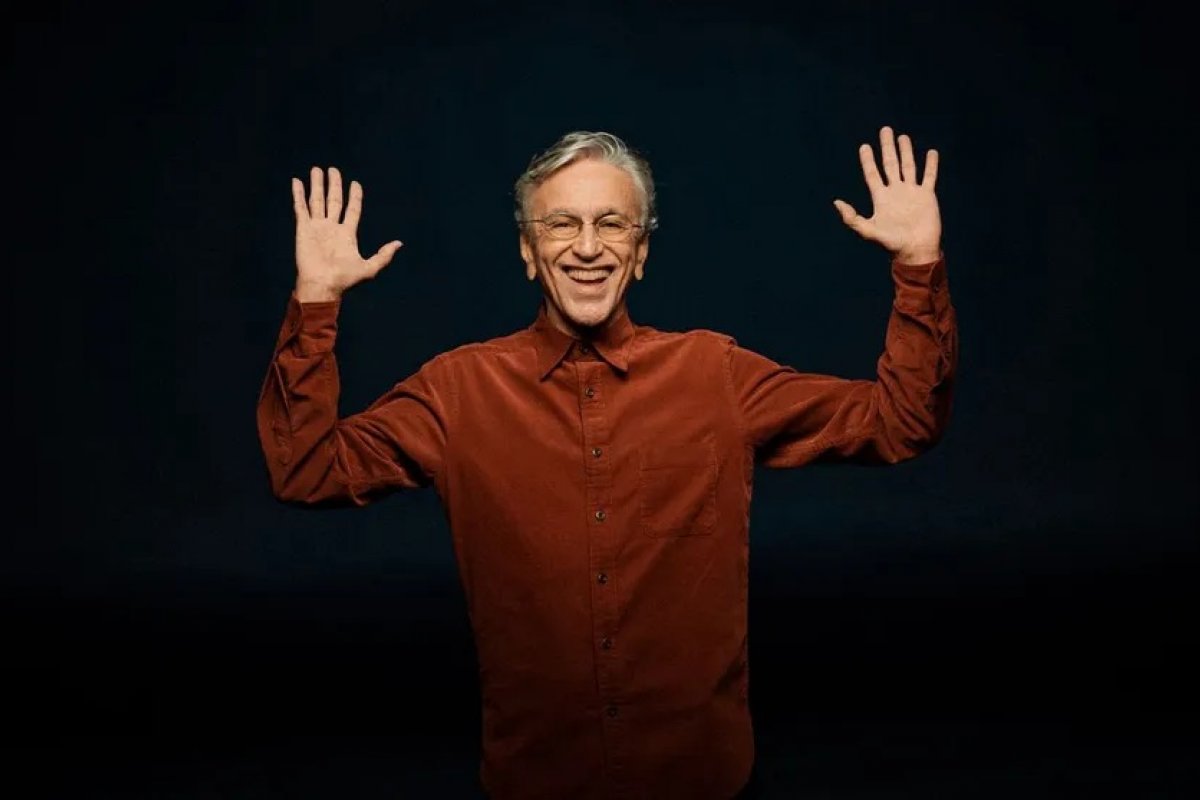 Mulher condenada a pagar R$ 38 mil após chamar Caetano Veloso de 'macaco pedófilo' terá que prestar serviços comunitários