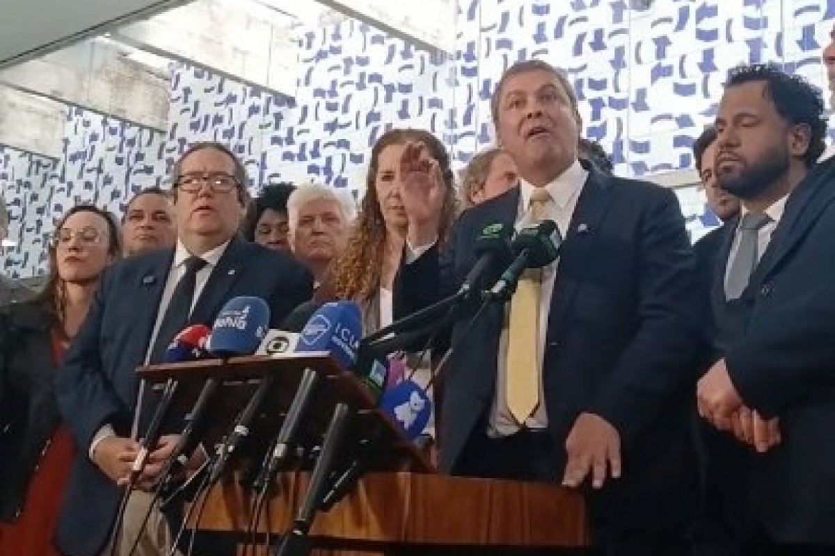 Vídeo: "Um sequestro da mesa do Parlamento", diz Lindbergh Farias sobre ato da oposição na Câmara