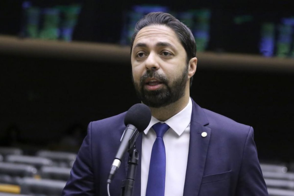 Deputado pede ao STF autorização para visitar Bolsonaro em prisão domiciliar