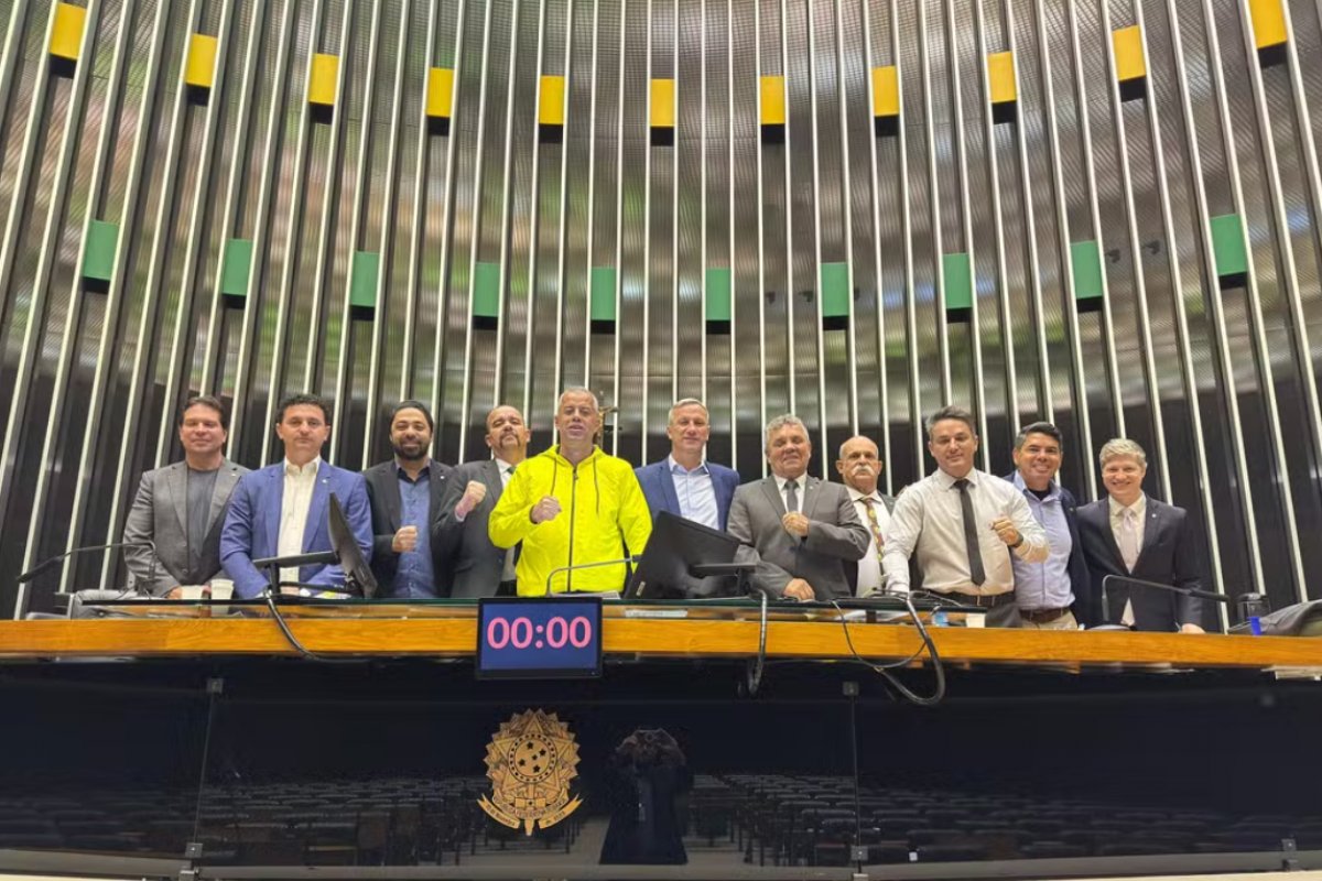 Deputados bolsonaristas criam lista de revezamento e pernoitam na Câmara Federal