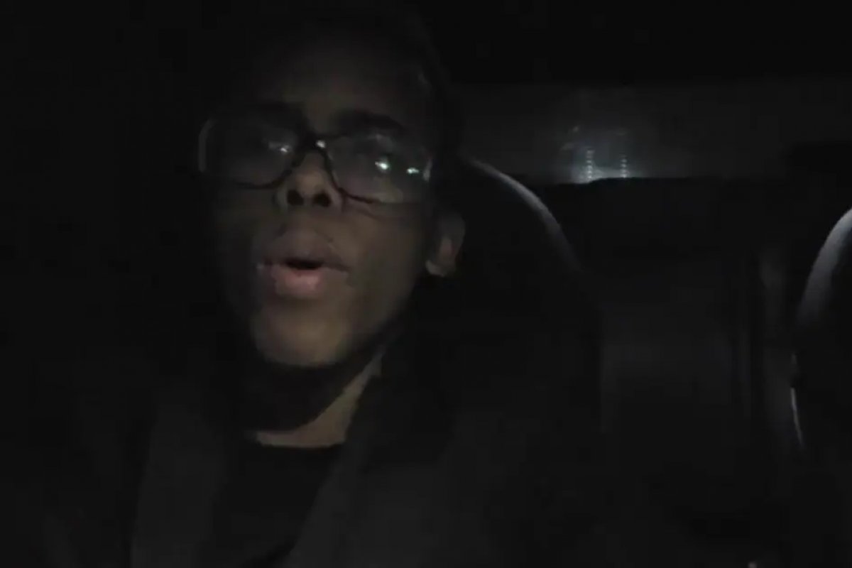 Influenciador baiano de 16 anos gera polêmica ao dirigir por app durante live em rede social