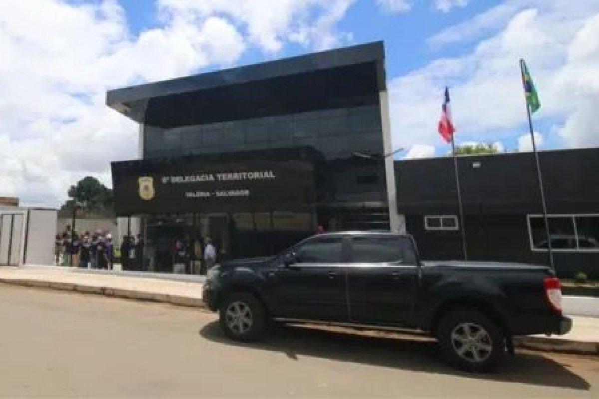 Favorecimento a suspeitos, venda de peças de veículos no pátio e sexo em delegacia: policial é investigado por série de irregularidades na Bahia