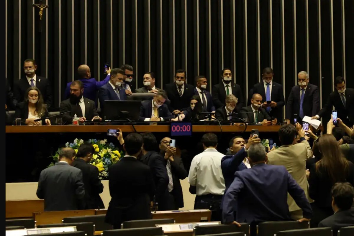 Oposição no Senado exige reunião exclusiva com Alcolumbre após ocupação de plenários