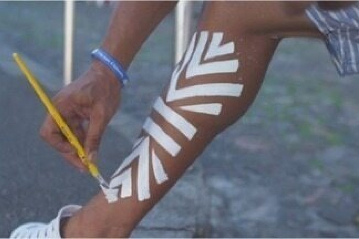 Turista denuncia tentativa de extorsão por artista que faz pintura tribal no Farol da Barra