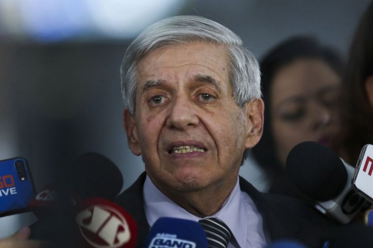 Chantagem de parlamentares revolta general Augusto Heleno