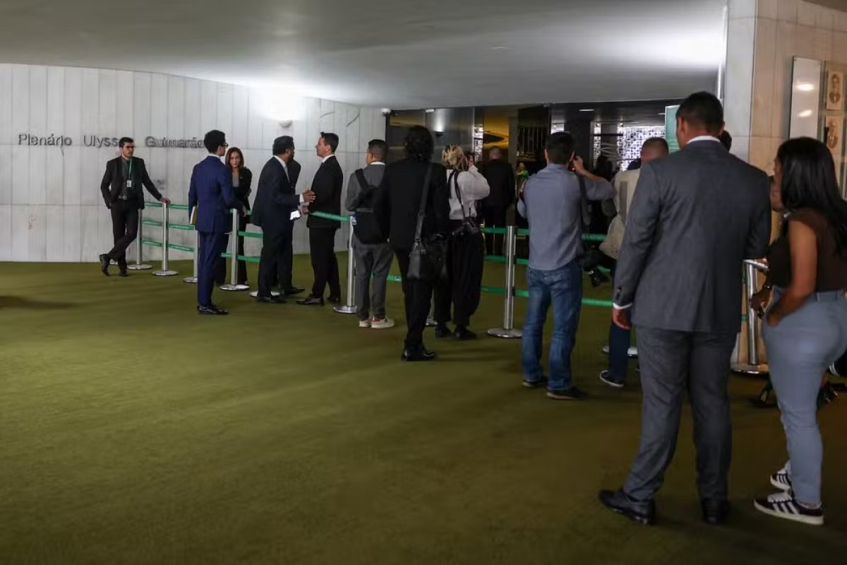 Deputados bolsonaristas ocupam auditório da Câmara para impedir que seja usado como alternativa ao plenário
