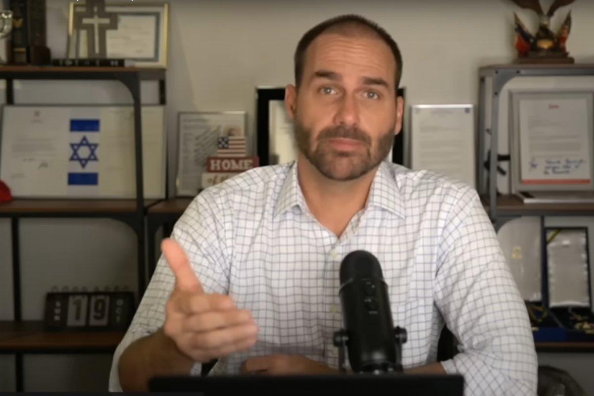 Eduardo Bolsonaro vai continuar nos Estados Unidos em protesto à prisão do pai