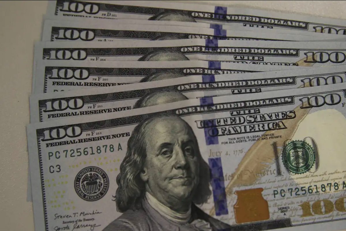 Dólar recua e fecha no menor nível desde o início de julho
